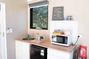 Fridge, microwave, stovetop, toaster - Hill Creek Tiny House 4 by Tiny Away (Perwillowen)