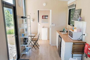 Fridge, microwave, stovetop, toaster - Hill Creek Tiny House 4 by Tiny Away (Perwillowen)