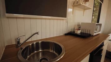 Geladeira, micro-ondas, cooktop, torradeira