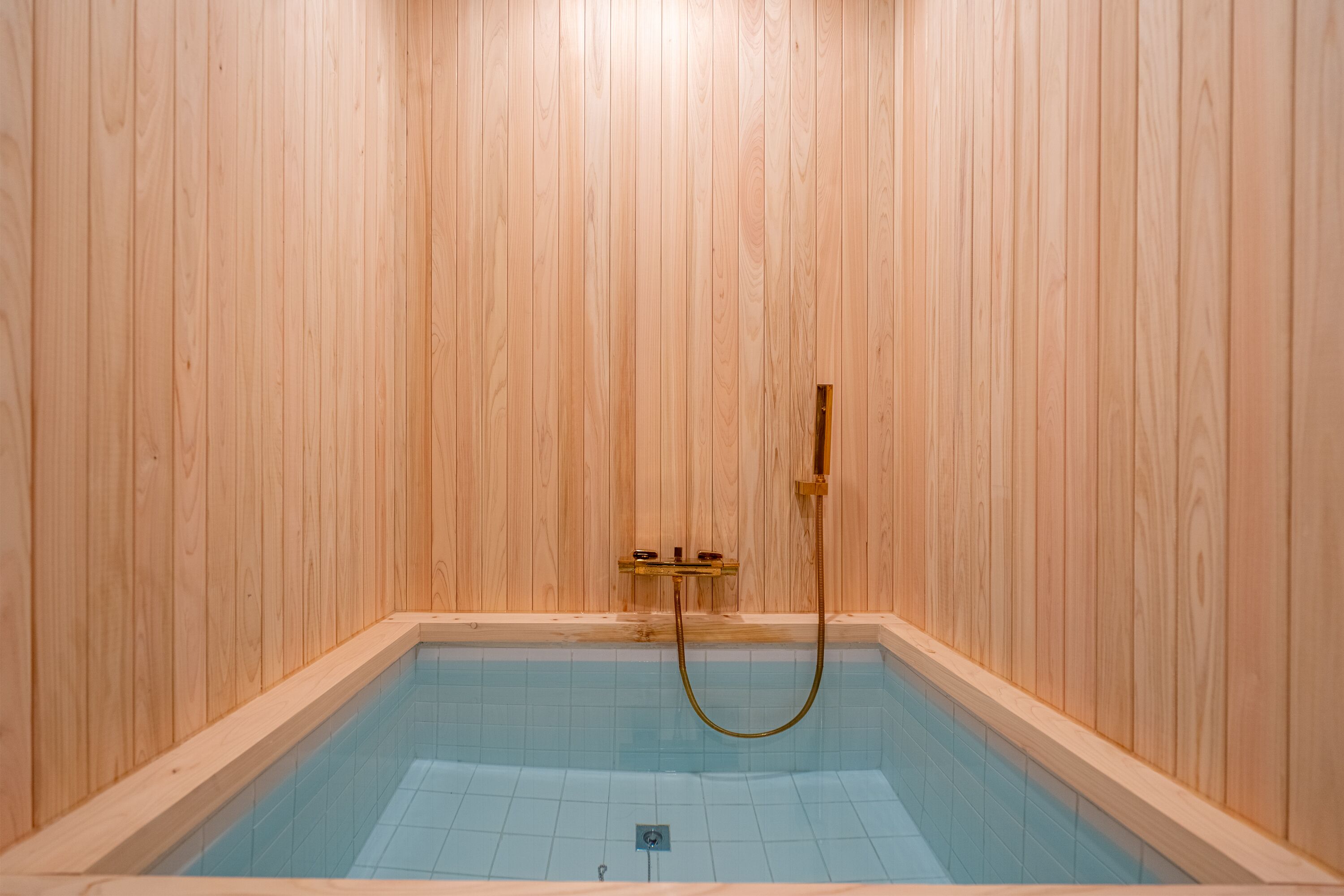 Quarto casal com design assinado, vista para a cidade | Banheiro | Chuveiro, secador de cabelo, toalhas de banho, sabonete