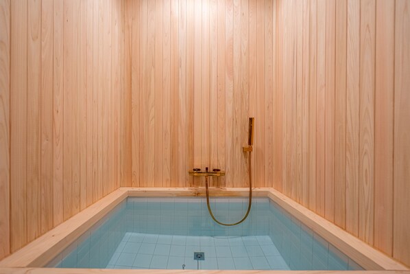 Signature tweepersoonskamer, uitzicht op de stad | Badkamer | Een douche, een haardroger, handdoeken, zeep