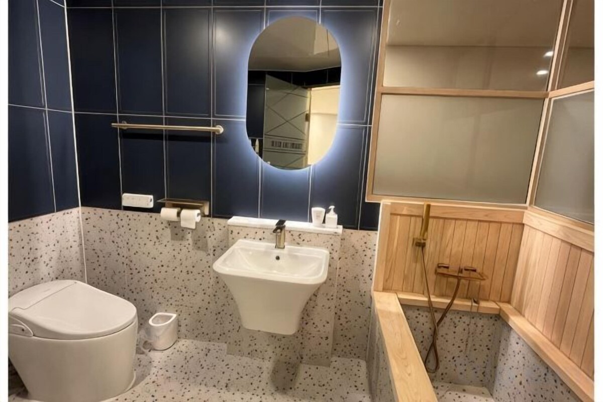 Badkamer | Een douche, een haardroger, handdoeken, zeep