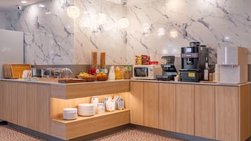 Petit déjeuner en libre-service compris en semaine