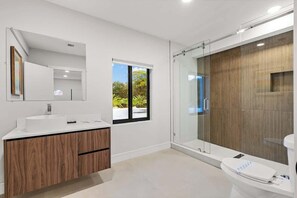 Shower, hair dryer, shampoo - One and Only Lazy River Pool Villa (Miami)