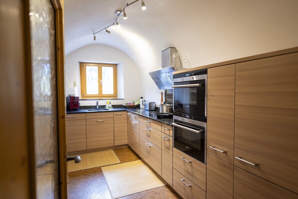 Fridge, oven, dishwasher, coffee/tea maker