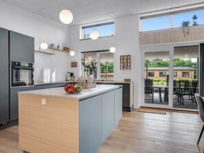 Kjøleskap, mikrobølgeovn, oppvaskmaskin og kjøkkenutstyr