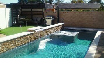 Alberca al aire libre y alberca climatizada