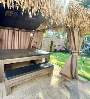 Outdoor dining - Luxury Spa Resort: Pool, Jacuzzi, Sauna, Waterfalls, Koi Pond, Putting Greens (Pomona)