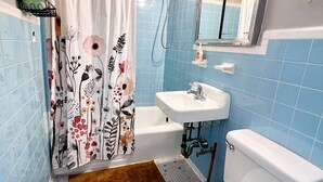 Ein Badezimmer mit Toilette, Waschbecken und Dusche.