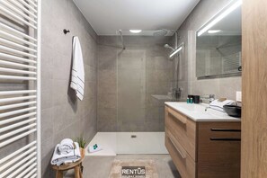 Douche, articles de toilette gratuits, sèche-cheveux