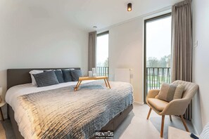 2 bedrooms, desk, travel cot, WiFi