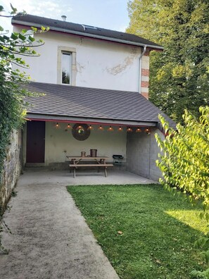 Outdoor dining - Gîte des Liserons (Pont-de-Poitte)