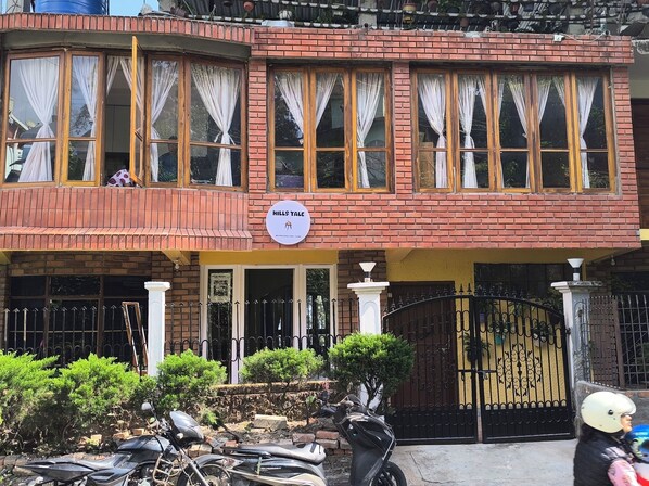 Front of property - Hills Tale Backpackers Hostel (Kalimpong)