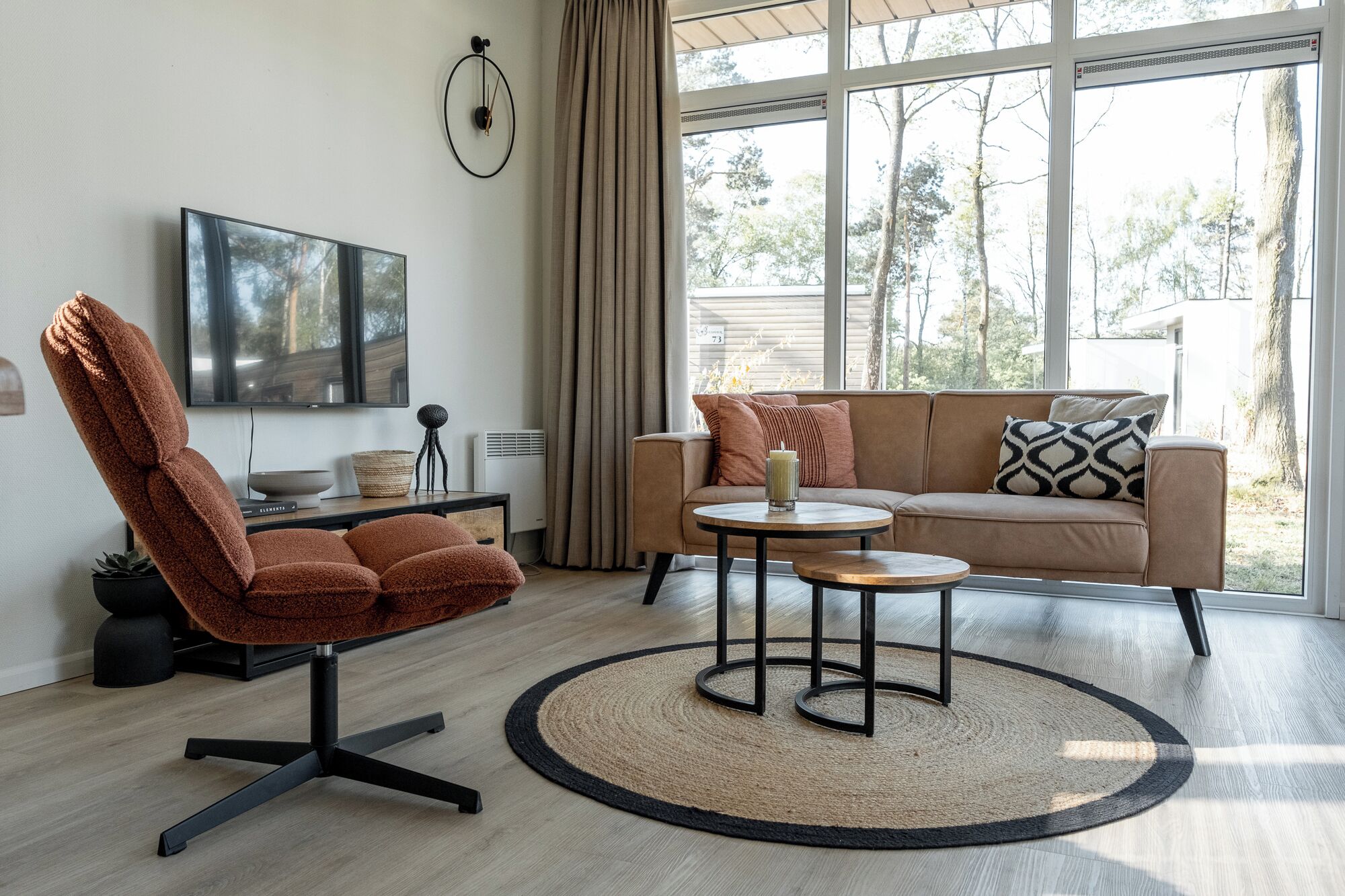 Chalet | Woonruimte | Een 45-inch flatscreentelevisie met digitale zenders