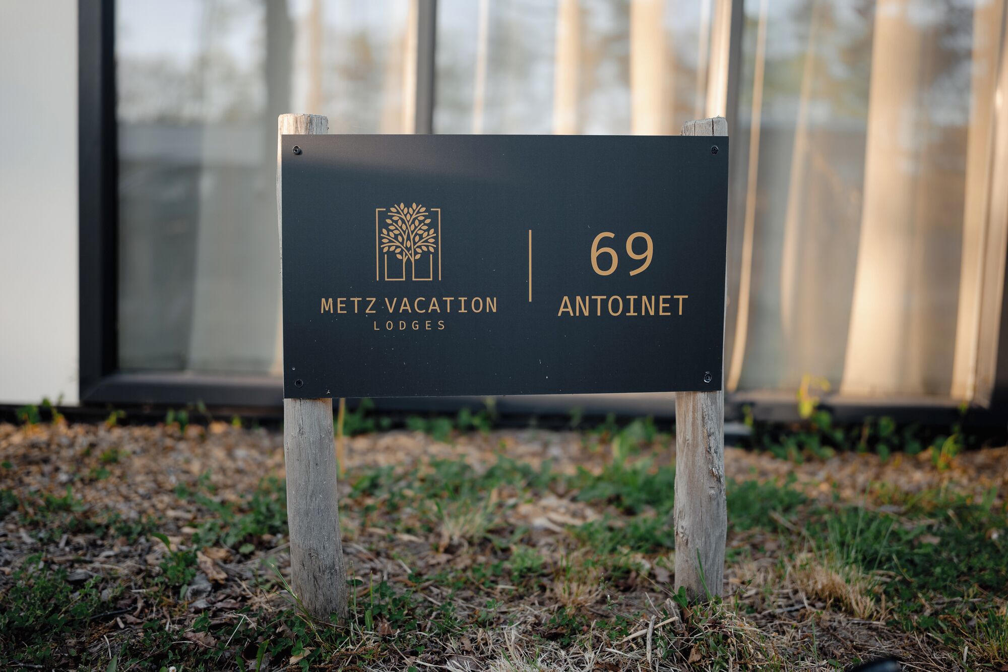 Un panneau indiquant le numéro 69 et portant l’inscription « METZ VACATION LODGES », signalant l’emplacement d’un hébergement.