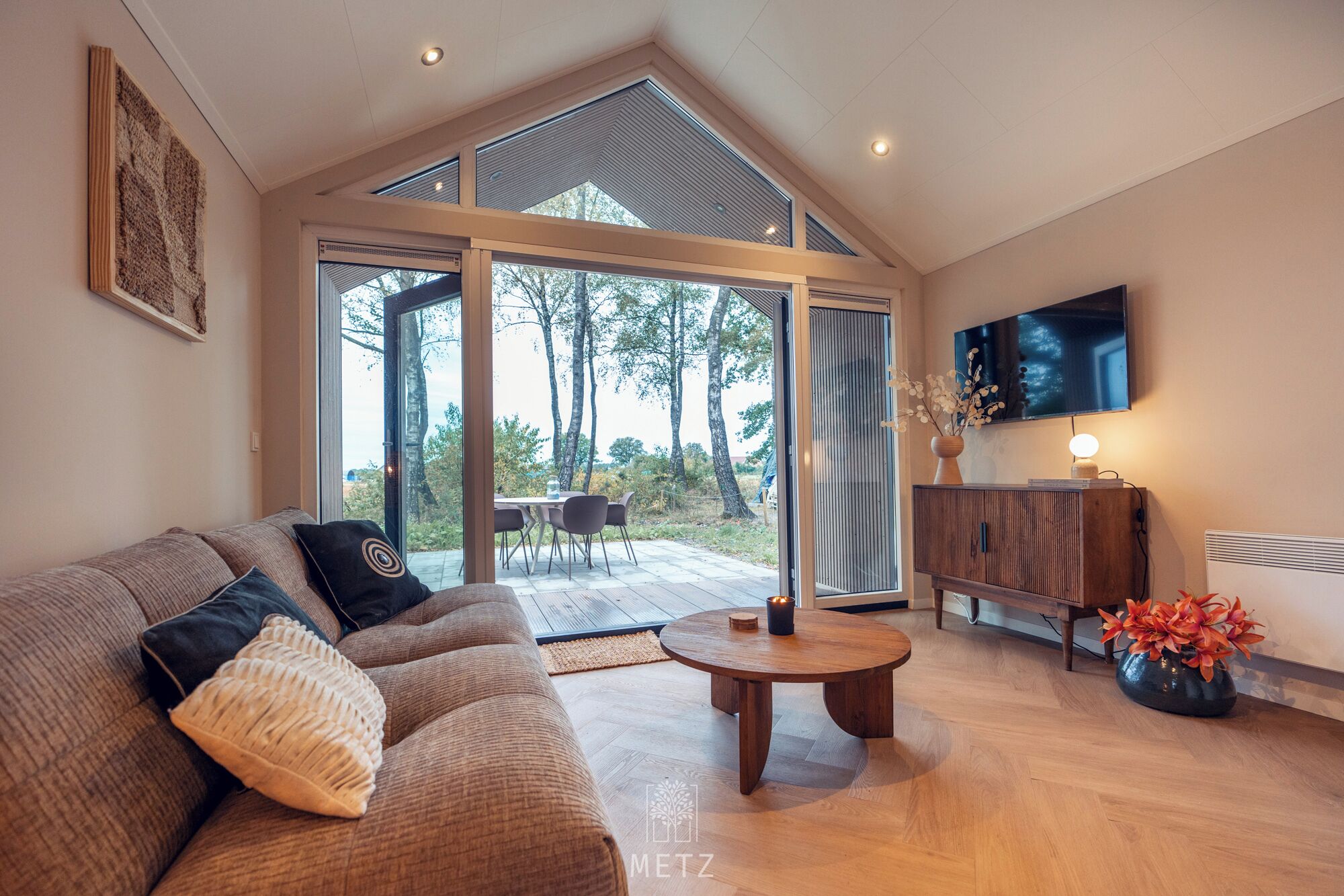 Deluxe chalet, uitzicht op tuin | Woonruimte | Een 45-inch flatscreentelevisie met digitale zenders