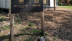 Un bâtiment moderne avec une enseigne indiquant « METZ VACATION LODGES MARTINE 68 ».