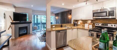 Frigorífico, microondas, horno y placa de cocina