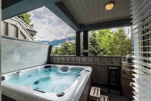 Bañera de hidromasaje cubierta