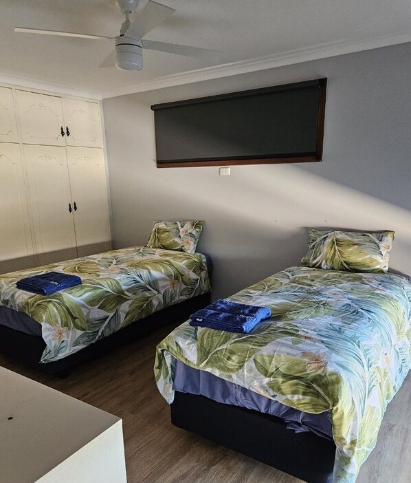 3 slaapkamers, een strijkplank/strijkijzer, wifi, beddengoed