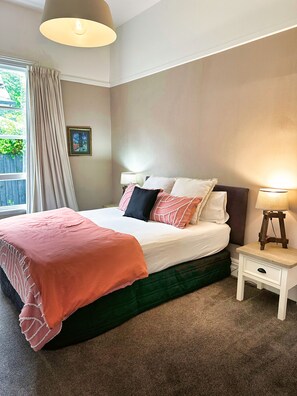 3 bedrooms, iron/ironing board, free WiFi, bed sheets - Luxury Merivale Villa (Christchurch)