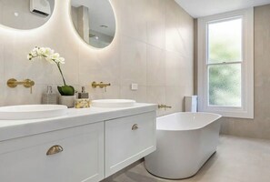 Hair dryer, towels, soap, toilet paper - Luxury Merivale Villa (Christchurch)