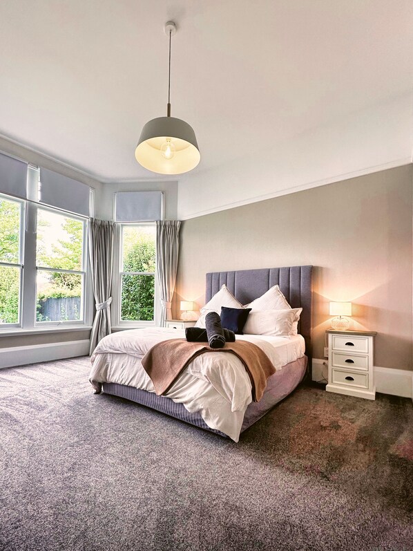 3 bedrooms, iron/ironing board, free WiFi, bed sheets - Luxury Merivale Villa (Christchurch)
