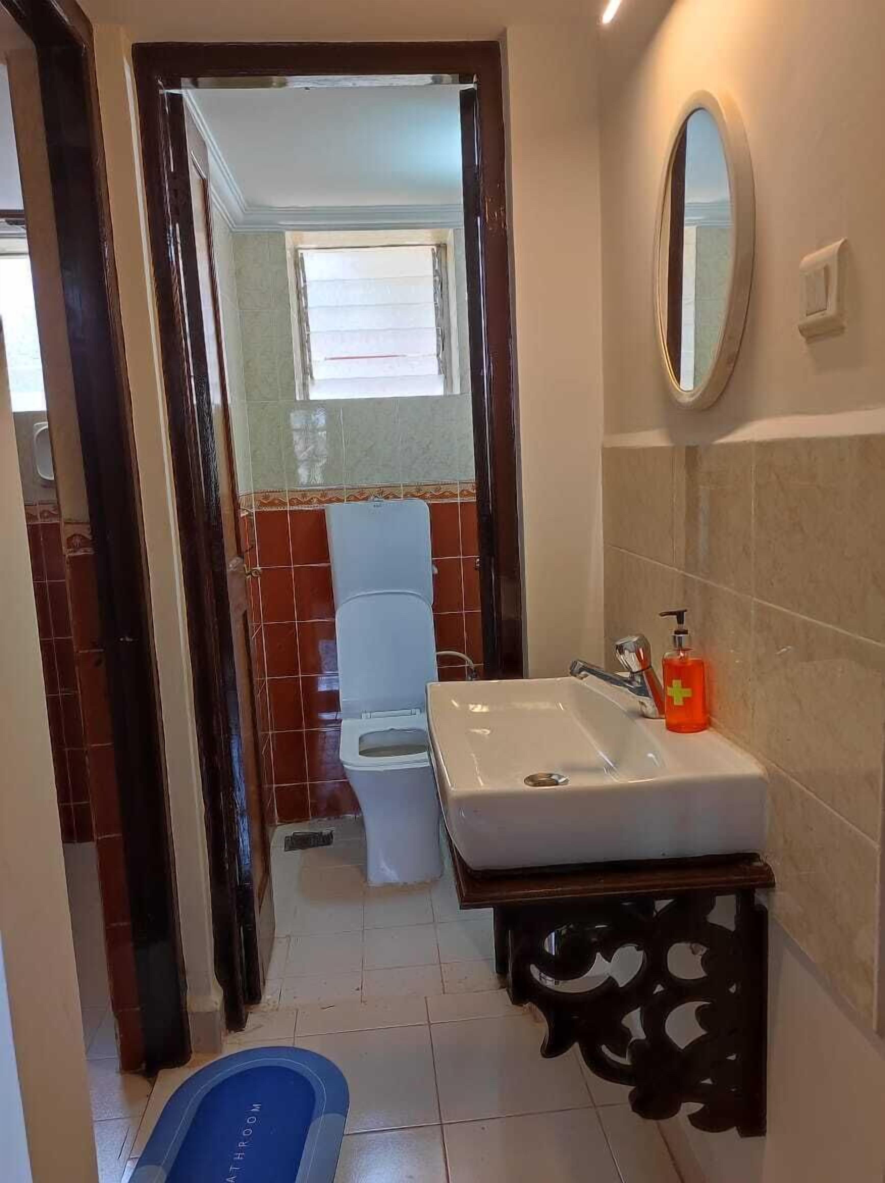 Een badkamer met toilet, wastafel en bidet.