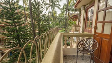 Studio tiện nghi đơn giản, ban công, quang cảnh hồ bơi | Quang cảnh ban công