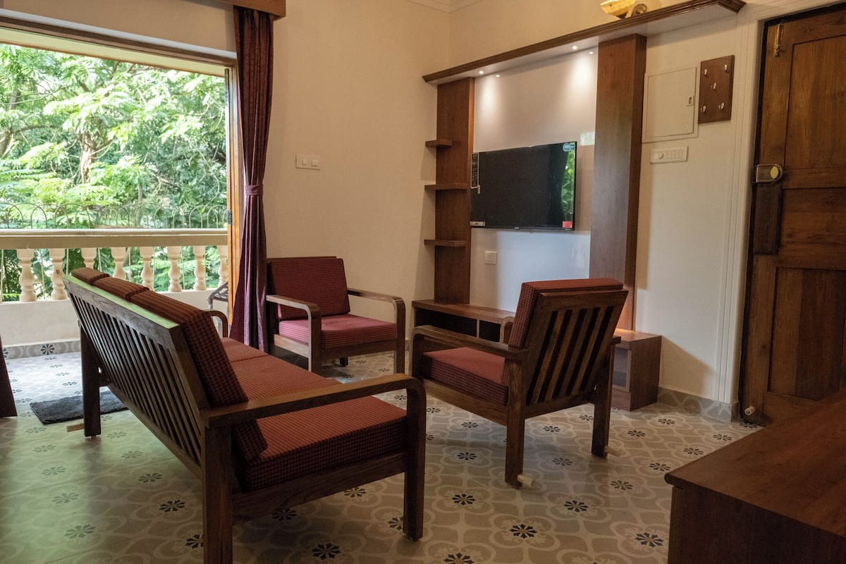 Departamento Deluxe, balcón, vista a la alberca | Área de sala de estar | Televisión LED de 42 pulgadas con canales digitales
