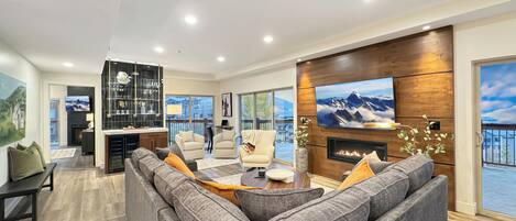 Älytelevisio, takka, pöytätennispöytä, kirjoja