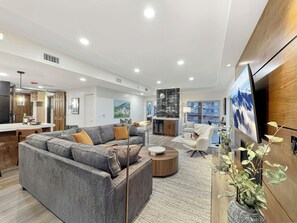 Smart TV, chimenea, tenis de mesa y libros 