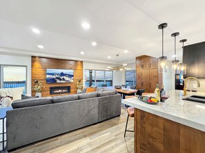 Smart TV, chimenea, mesa de ping pong, libros