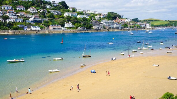A coastal town with a sandy beach, boats, and houses on a hillside. - Pippin Cottage – Stylish Devon Hideaway Near Salcombe & Beaches (Salcombe)