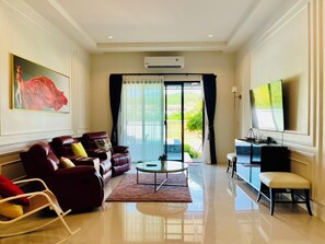 Family Villa, Mountain View | Living room