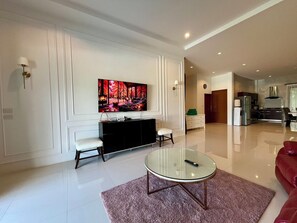 패밀리 빌라, 산 전망 | 거실 공간