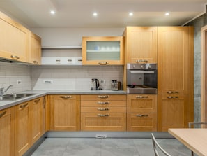 Refrigerador, horno, lavavajillas, utensilios de cocina