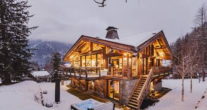 Chalet Black Squirrel luxury retreat with hot tub, sauna