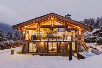 Image of Chalet Black Squirrel luxury retreat with hot tub, sauna