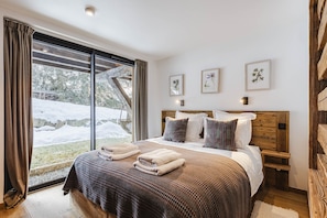 5 bedrooms, in-room safe, iron/ironing board, free WiFi - Chalet Black Squirrel luxury retreat with hot tub, sauna (Chamonix-Mont-Blanc)