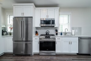 Réfrigérateur, four à micro-ondes, un four, surface de cuisson