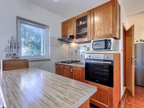 Fridge, microwave, dishwasher, cookware/dishes/utensils