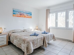 5 bedrooms, iron/ironing board, WiFi