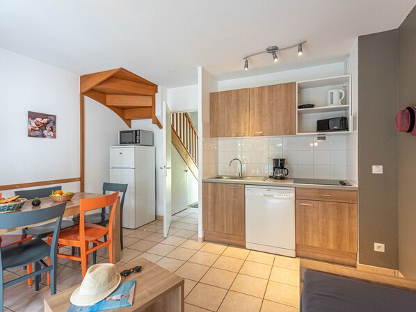 Fridge, microwave, dishwasher, cookware/dishes/utensils