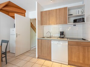 ثلاجة، ميكروويف، غسالة أطباق، مستلزمات طهي/أطباق/أوعية