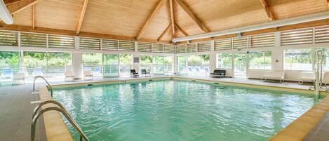 Una piscina techada, una piscina climatizada