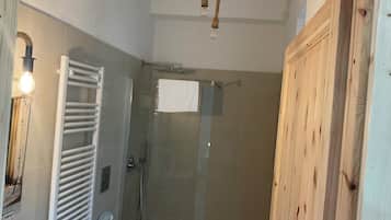 Doccia, asciugacapelli, bidet, asciugamani