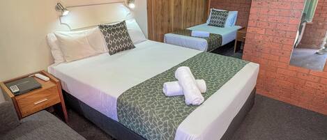 Escritorio, espacio para trabajar con laptop y wifi gratis