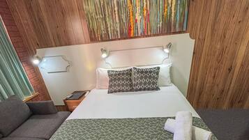 Escritorio, espacio para trabajar con laptop y wifi gratis