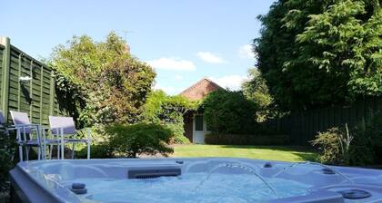 Lilac Cottage - Sleeps up to 6 - Aston Cantlow, Henley in Arden - HOT TUB